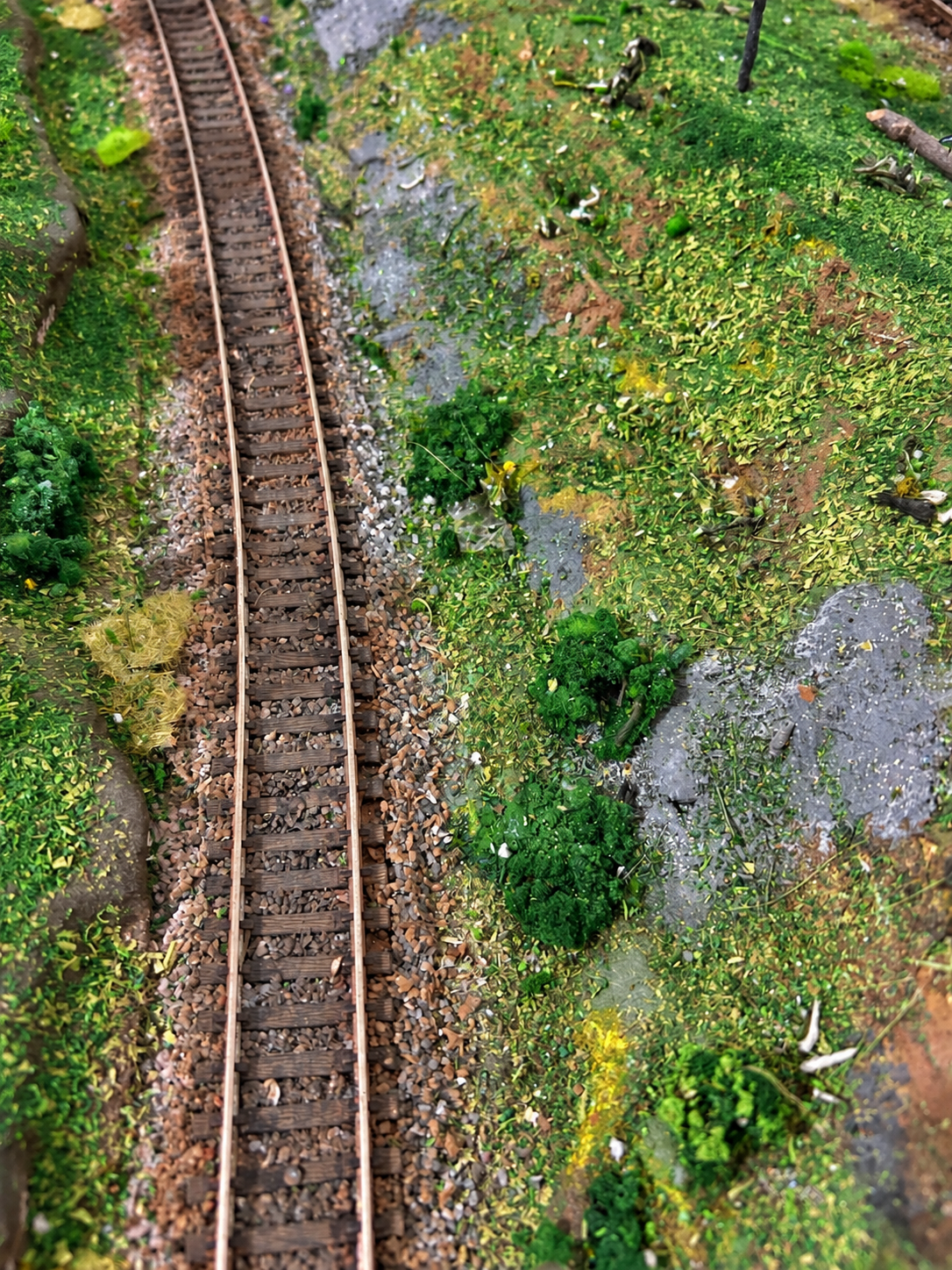 Arbustos e moitas aplicados ao cenário ferroviário