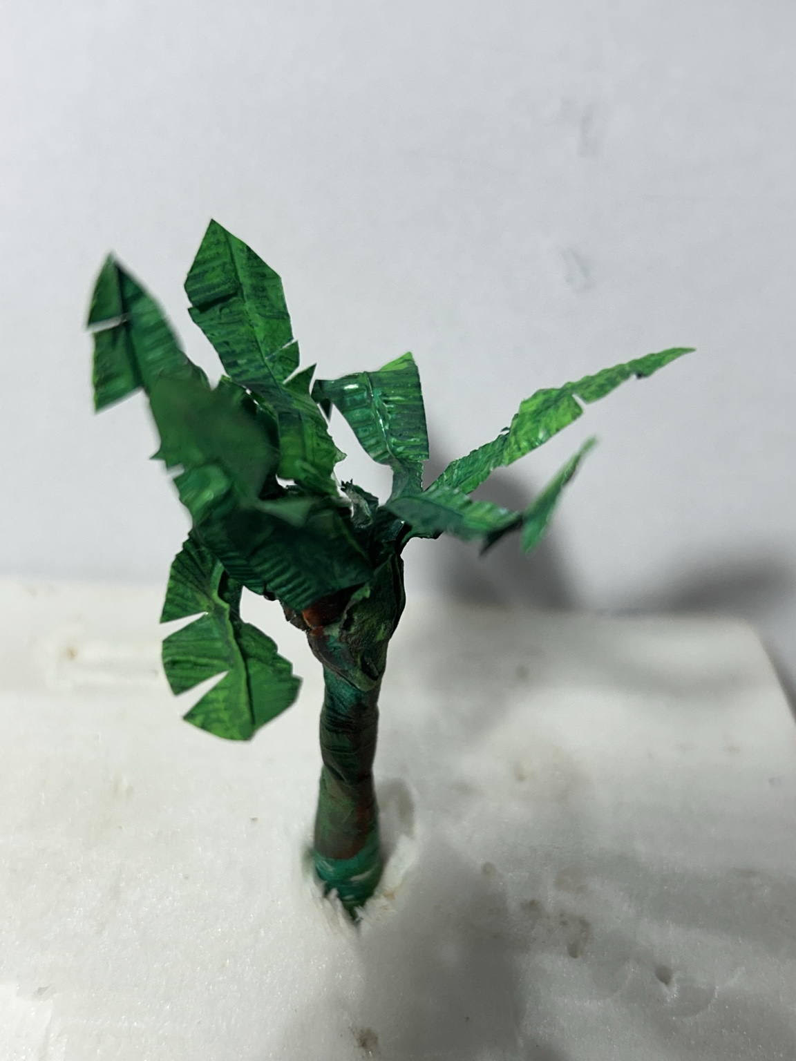 Bananeira pronta com tronco revestido e folhas modeladas