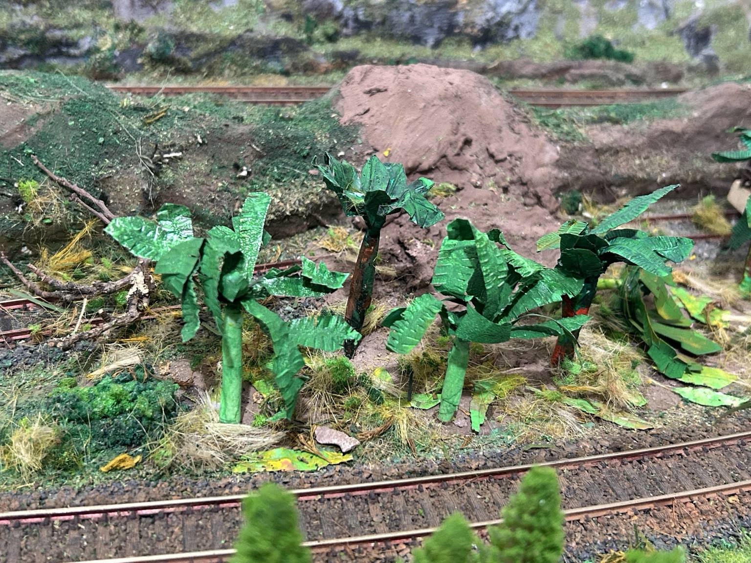 Bananal instalado na maquete junto à linha férrea