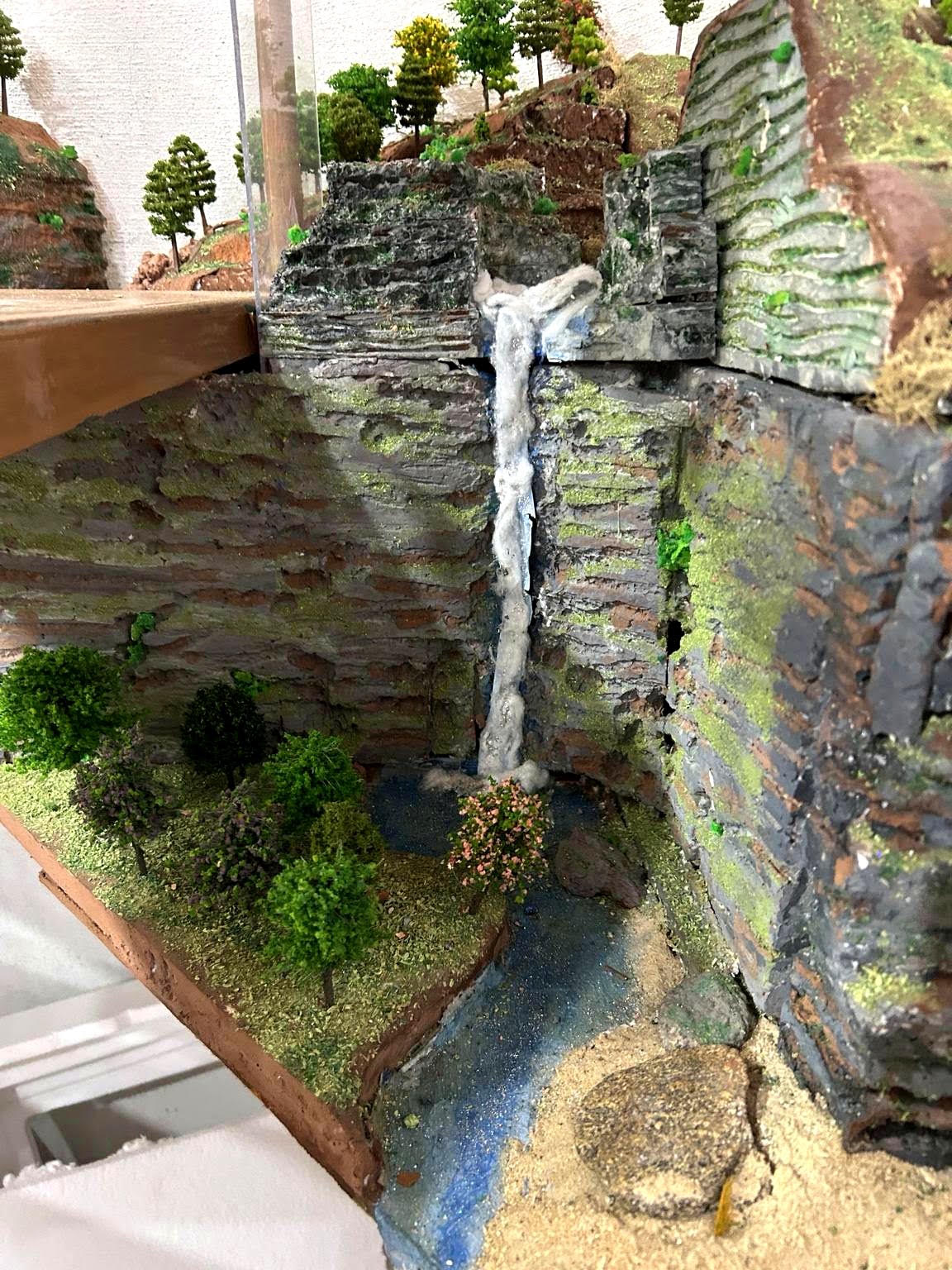 Cachoeira abaixo da escada caracol na maquete Ferrovia EFMN 74