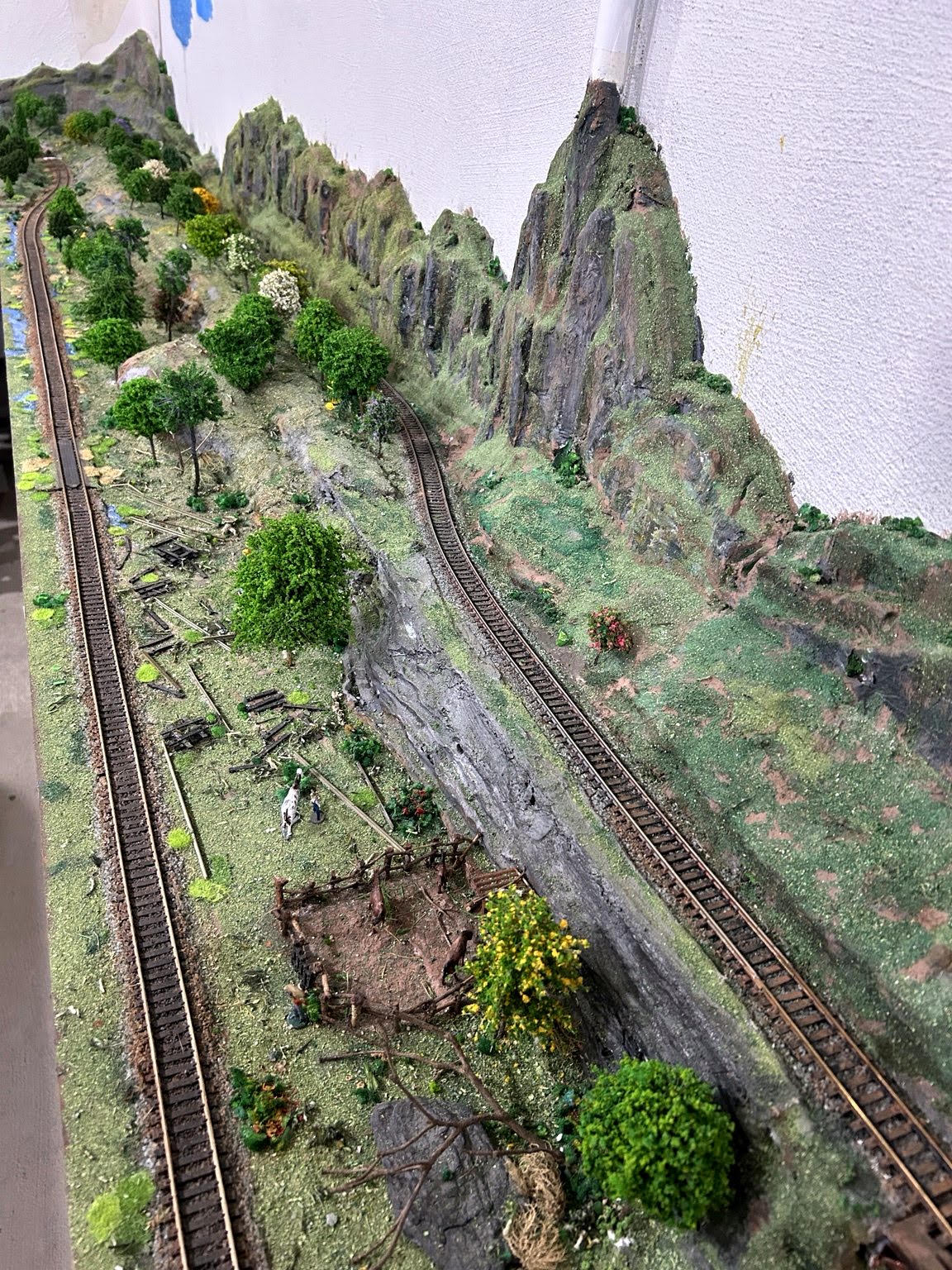 Grandes retas em dois níveis na maquete Ferrovia EFMN 74