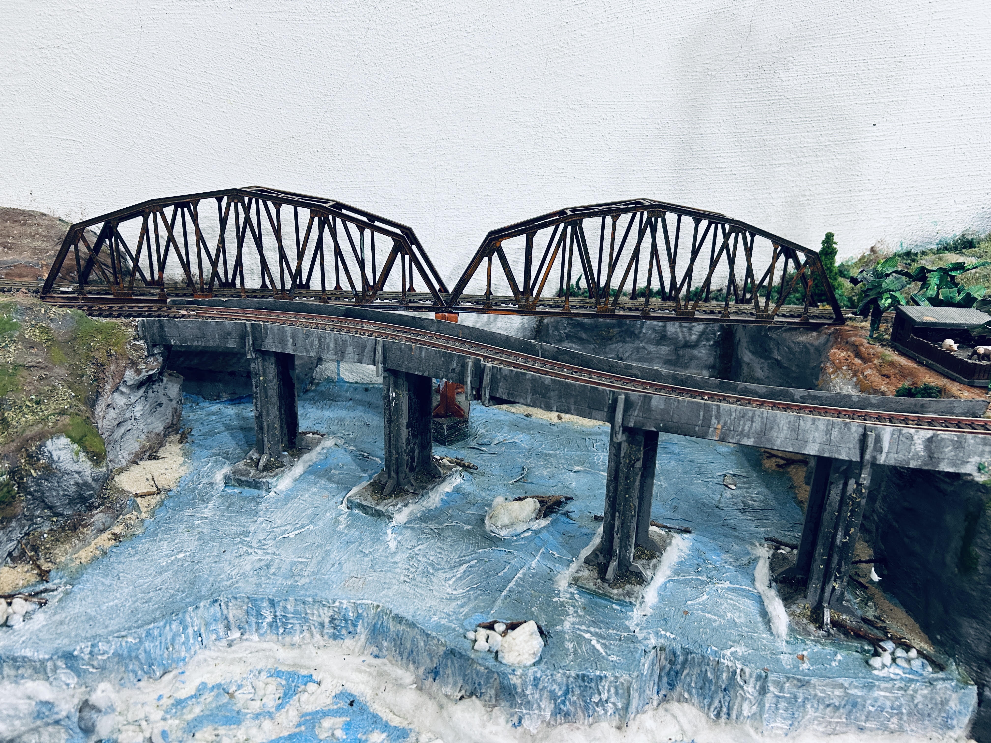 Pontes ferroviárias envelhecidas sobre o rio da maquete EFMN 74