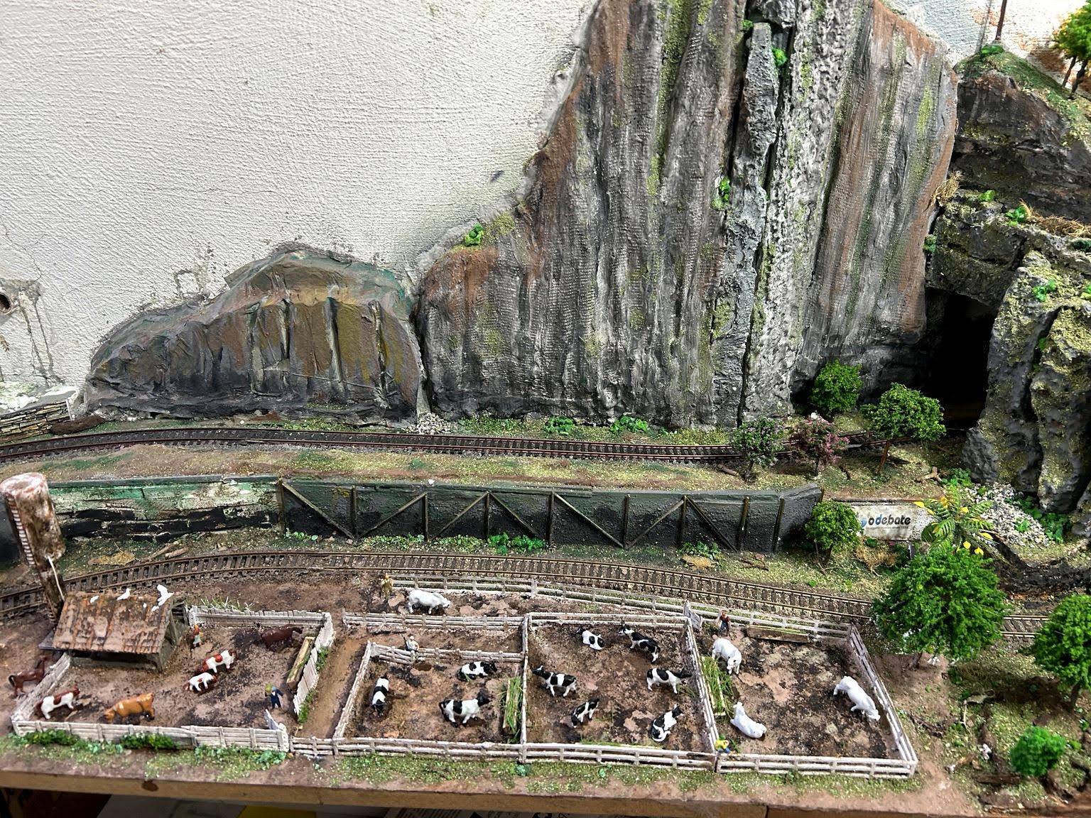 Região do curral com maciço de pedra, saída do túnel e linha férrea na maquete EFMN 74