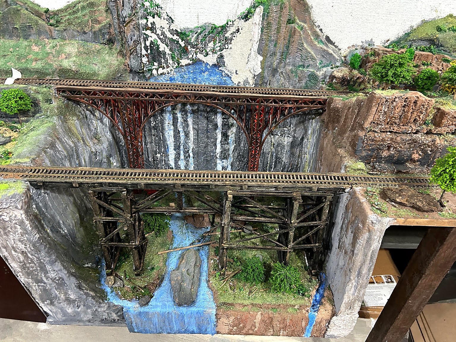 Dois viadutos atravessando um cânion na maquete EFMN 74